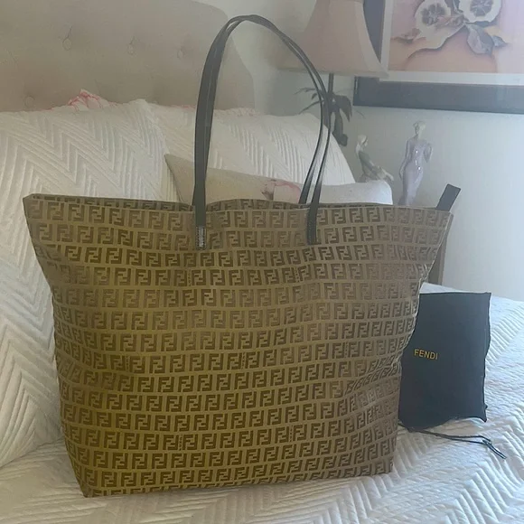 Fendi Tote. Shopping Grande Zucchino Toro.